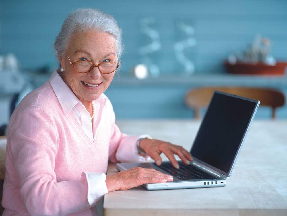 Картинки по запросу бабушка за компьютером