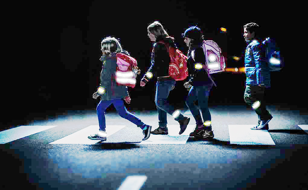 Пешеход должен иметь на одежде световозвращающие элементы - Статьи -  Информационный портал Октябрьского района ProCHAD